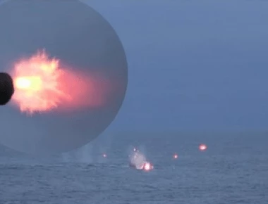 CIWS Phalanx και Mk-38 ανοίγουν πυρ κατά μικρών σκαφών! (βίντεο)
